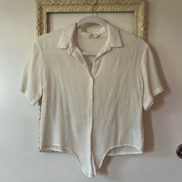 H&M | Off-White Button-Down Crop Front Tie Short Sleeve Shirt - Picture 2 of 10